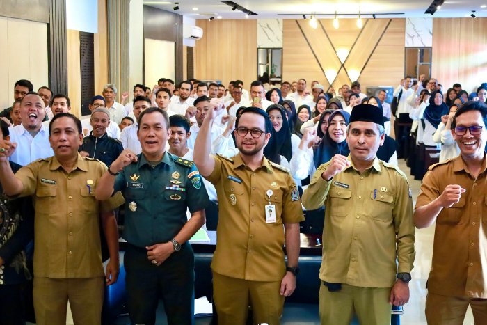 Wakil Bupati Aceh Barat, Said Fadhei SH membuka secara resmi kegiatan pelatihan peningkatan kapasitas pengurus Koperasi Desa Merah Putih (KDMP) tahun 2025 dengan tema SDM dan Talenta Unggul Menuju Indonesia emas 2045 di Aula Hotel Eva SKY Meulaboh pada Selasa (18/11/2025). Dok. Pemkab Aceh Barat