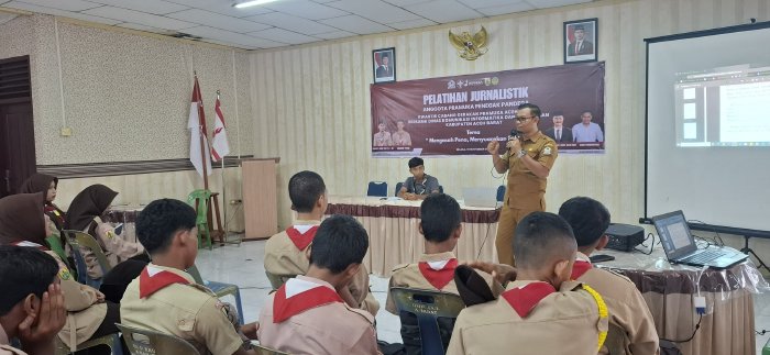 Kepala Dinas Komunikasi, Informatika dan Persandian Kabupaten Aceh Barat yang diwakili Kepala Bidang Komunikasi dan Informasi Publik (KIP), Hidayat Isa, SE, menyampaikan materi jurnalistik pada Pelatihan Jurnalistik yang digelar Kwartir Cabang (Kwarcab) Gerakan Pramuka Aceh Barat, Selasa siang (18/11/2025) di Aula Darma Wanita. Dok. Pemkab Aceh Barat
