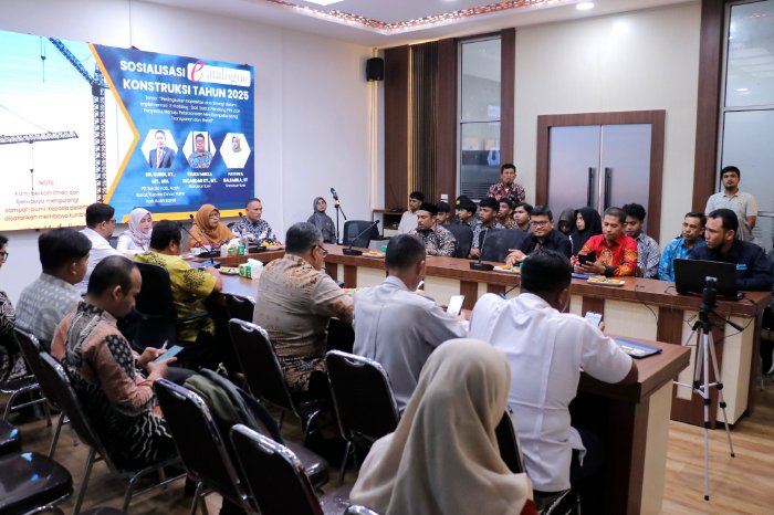 Pemerintah Kabupaten (Pemkab) Aceh Barat melalui Dinas Pekerjaan Umum dan Penataan Ruang (PUPR) melakukan Sosialisasi E-Katalog Konstruksi di ruang rapat Aula Dinas PUPR pada Kamis (20/11/2025). Dok. Pemkab Aceh Barat