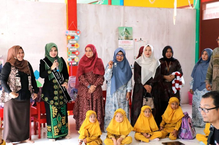 Bunda PAUD Kabupaten Aceh Barat, Ny Afrinda Novalia menyerahkan bantuan Alat Permainan Edukatif (APE) anak kepada sejumlah sekolah di wilayah setempat pada Kamis (20/11/2025). Dok. Pemkab Aceh Barat