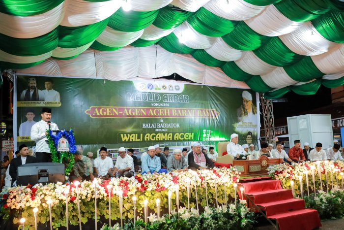 Bupati Aceh Barat diwakili oleh Asisten Administrasi Umum Setdakab, Erdian Mourny menghadiri kegiatan Maulid Akbar Komunitas Agen - Agen Aceh Barat Raya dan Balai Radiator Bersama Wali Agama Aceh di Simpang Armada, Jln Manekroo, Meulaboh pada Minggu (23/11/2025) malam. Dok. Pemkab Aceh Barat