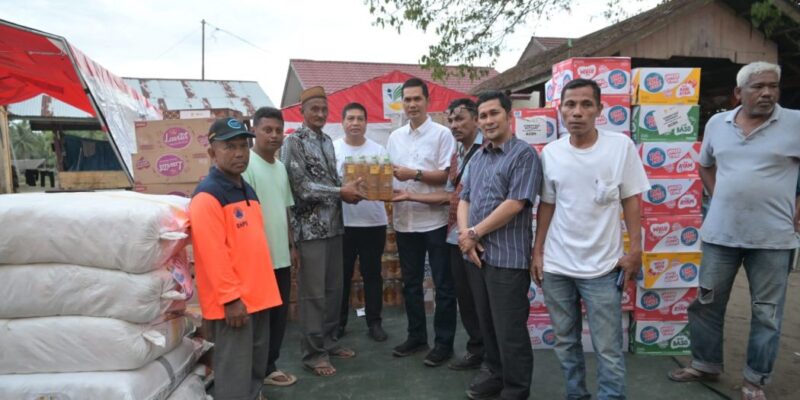 Sekda Aceh M. Nasir meninjau Posko Pengungsian Gampong Bungkaih, Kecamatan Muara Batu, Aceh Utara, yang terdampak banjir besar, Sabtu (27/12/2025). Foto: Dok. Biro Adpim Setda Aceh