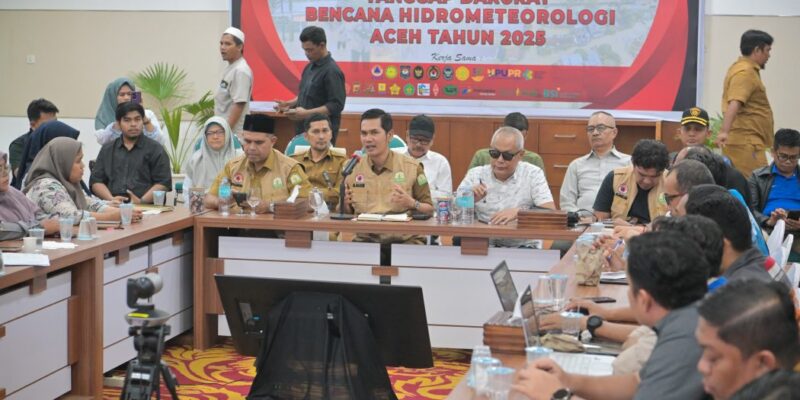 Sekda Aceh M. Nasir menerima kunjungan Komisi VIII DPR RI, Kemensos, BNPB, dan BPJPH dalam rapat penanganan banjir besar Aceh di Kantor Gubernur Aceh, Rabu (10/11/2025). Foto: Dok. Biro Adpim Setda Aceh