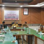 Sekda Aceh, M. Nasir, S.IP, MPA, didampingi Asisten Perekonomian dan Pembangunan Sekda Aceh Dr. Ir. Zulkifli, M.Si, dan para Kepala SKPA/Biro terkait mengikuti Rapat Koordinasi Hunian Sementara (HUNTARA) dan Hunian Tetap (HUNTAP) bersama Menteri Dalam Negeri RI, Muhammad Tito Karnavian, Menteri Perumahan dan Pemukiman RI, Maruarar Sirait, S.IP, beserta Menteri Hukum RI, Dr. Supratman Andi Agtas, SH, MH, dan peserta lainnya secara virtual, di Ruang Rapat Sekda Aceh, Banda Aceh, Selasa, (16/12/2025). Foto: Dok. Biro Adpim Setda Aceh 