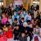 Ketua TP PKK Aceh Barat Ny. Afrinda Novalia bersama jajaran mengikuti kegiatan trauma healing bagi warga terdampak banjir di Desa Jambak, Kecamatan Pante Ceureumen, Senin (22/12/2025). Foto: Dok. Pemkab Aceh Barat 