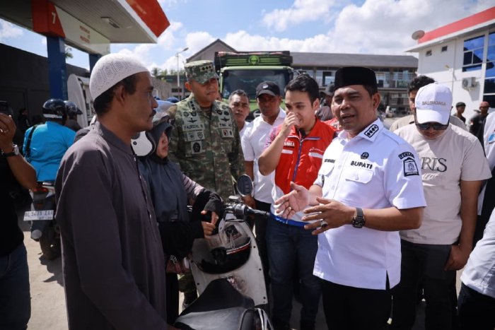 Bupati Aceh Besar, H. Muharram Idris (Syech Muharram), meninjau antrean panjang di SPBU kawasan Lamsayuen, Aneuk Galong, dan Samahani bersama Forkopimda dan Pertamina, Rabu (3/12/2025). Foto: Dok. Prokopim Pemkab Aceh Besar