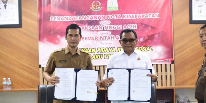 Sekda Aceh M. Nasir bersama Kepala Kejati Aceh Yudi Triadi menandatangani Nota Kesepakatan pelaksanaan pidana kerja sosial di Ruang Rapat Sekda Aceh, Selasa (9/12/2025). Foto: Dok. Biro Adpim Setda Aceh