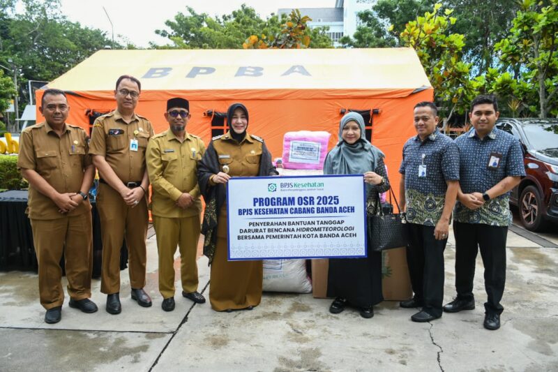 Wali Kota Banda Aceh Illiza Sa’aduddin Djamal menerima bantuan bencana dan penghargaan nasional dari Kepala BPJS Kesehatan Cabang Banda Aceh di halaman Balai Kota, Selasa (16/17/2025). Foto: Dok. Prokopim Kota Banda Aceh