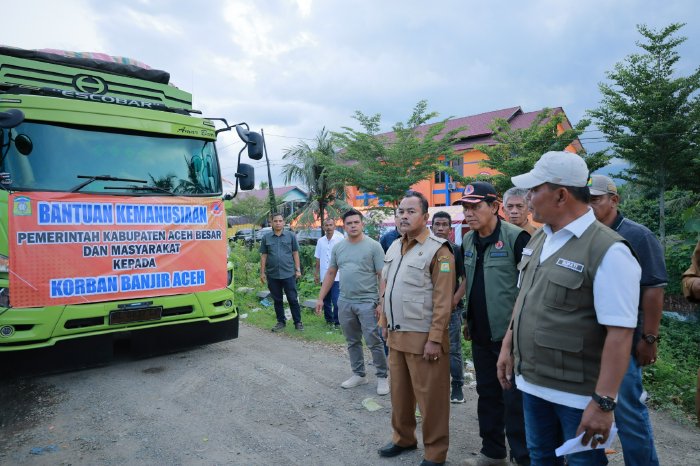 Bupati Aceh Besar Muharram Idris melepas 197 ton bantuan masyarakat Aceh Besar untuk korban banjir dan longsor di Langsa, Aceh Timur, dan Aceh Tamiang, Selasa (9/12/2025). Foto: Dok. MC Aceh Besar