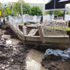Pagar beton Meunasah Gampong Ruyong, Mesjid Raya, Aceh Besar, roboh akibat hujan deras yang menggerus pondasi bangunan. Foto: Dok. MC Aceh Besar