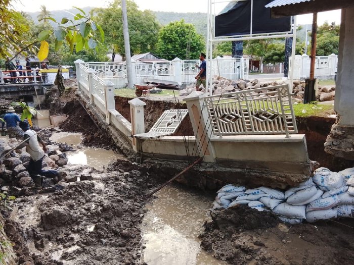 Pagar beton Meunasah Gampong Ruyong, Mesjid Raya, Aceh Besar, roboh akibat hujan deras yang menggerus pondasi bangunan. Foto: Dok. MC Aceh Besar