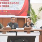 Wakil Gubernur Aceh bersama Menko PMK Pratikno dan Kepala BNPB Suharyanto saat rapat koordinasi penanganan bencana banjir di Kantor Gubernur Aceh, Kamis (25/12/2025). Foto: Dok. Biro Adpim Setda Aceh