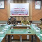 Sekda Aceh M. Nasir berbincang dengan Kepala ANRI Mego Pinandito saat pertemuan membahas penanganan banjir dan penyelamatan arsip terdampak bencana di Kantor Gubernur Aceh, Senin (15/12/2025). Foto: Dok. Biro Adpim Setda Aceh