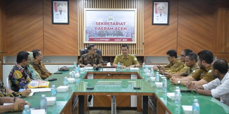 Sekda Aceh M. Nasir berbincang dengan Kepala ANRI Mego Pinandito saat pertemuan membahas penanganan banjir dan penyelamatan arsip terdampak bencana di Kantor Gubernur Aceh, Senin (15/12/2025). Foto: Dok. Biro Adpim Setda Aceh