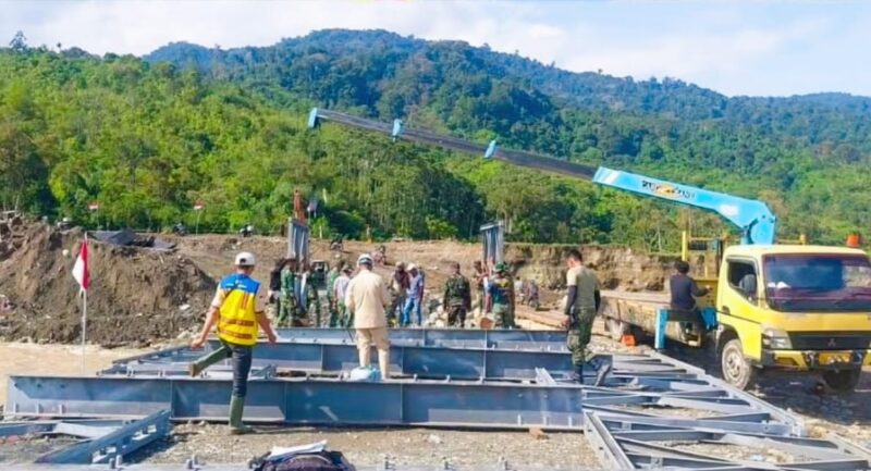 Kementerian Pekerjaan Umum (PU) melalui Balai Pelaksanaan Jalan Nasional (BPJN) Aceh melakukan penanganan tanggap darurat secara intensif untuk memulihkan konektivitas lintas barat Aceh yang sempat terputus akibat banjir dan longsor. Foto: Dok. BPJN Aceh