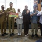Sekda Aceh M. Nasir menerima secara simbolis bantuan kemanusiaan dari Pemerintah Kota Palu untuk korban bencana hidrometeorologi di Aceh, di Kantor Gubernur Aceh, Senin (15/12/2025). Foto: Dok. Biro Adpim Setda Aceh