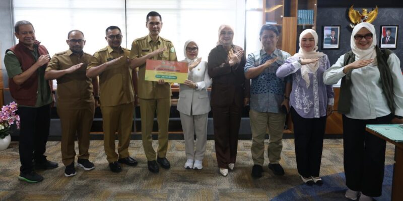 Sekda Aceh M. Nasir menerima secara simbolis bantuan kemanusiaan dari Pemerintah Kota Palu untuk korban bencana hidrometeorologi di Aceh, di Kantor Gubernur Aceh, Senin (15/12/2025). Foto: Dok. Biro Adpim Setda Aceh