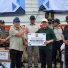 Wakil Gubernur Aceh Fadhlullah, SE, mendampingi Menteri Dalam Negeri Tito Karnavian saat penyerahan bantuan pascabencana banjir di Posko Bencana Kabupaten Aceh Tamiang, Senin (22/12/2025). Foto: Dok. Biro Adpim Setda Aceh 