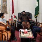 Sekda Aceh M. Nasir bersama Bupati Aceh Timur Iskandar Usman Al Farlaky saat membahas penanganan dampak banjir di Pendopo Bupati Aceh Timur, Jumat (12/12/2025). Foto: Dok. Biro Adpim Setda Aceh