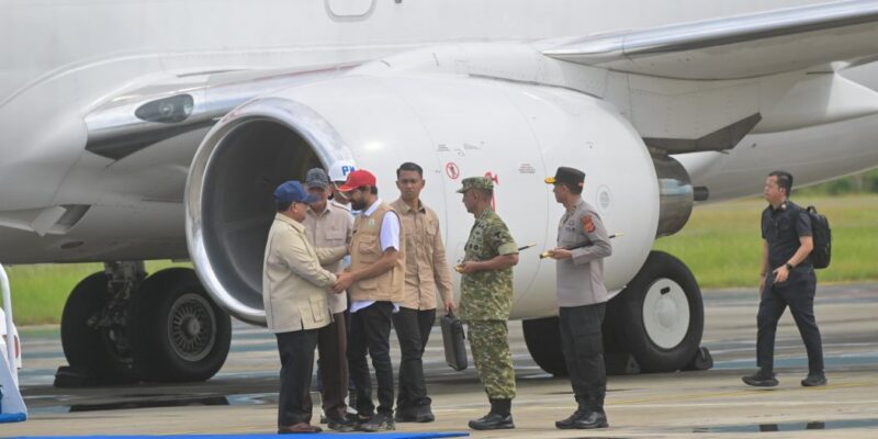 Presiden Prabowo Subianto disambut Gubernur Aceh H. Muzakir Manaf dan jajaran Forkopimda setibanya di Bandara Sultan Iskandar Muda sebelum meninjau lokasi terdampak bencana, Minggu (7/12/2025). Foto: Dok. Biro Adpim Setda Aceh