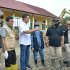 Sekda Aceh M. Nasir meninjau aksi ASN Relawan yang membersihkan fasilitas publik terdampak banjir di Kabupaten Pidie Jaya, Senin (29/12/2025). Foto: Dok. Biro Adpim Setda Aceh