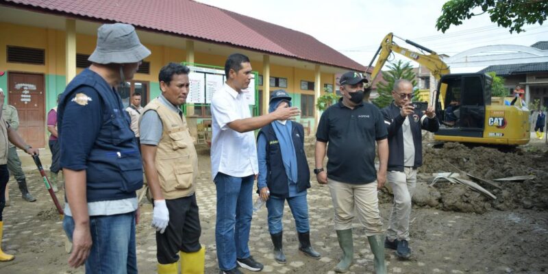 Sekda Aceh M. Nasir meninjau aksi ASN Relawan yang membersihkan fasilitas publik terdampak banjir di Kabupaten Pidie Jaya, Senin (29/12/2025). Foto: Dok. Biro Adpim Setda Aceh