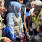 Ketua TP PKK Aceh Marlina Muzakir menyerahkan bantuan dan menyapa anak-anak pengungsi korban banjir bandang di Meunasah Gampong Paya Rubek, Kecamatan Sawang, Aceh Utara, Senin (22/12/2025) malam. Foto: Dok. Biro Adpim Setda Aceh 