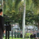 Bupati Aceh Barat Tarmizi SP, MM memimpin upacara peringatan Hari Bela Negara ke-77 Tahun 2025 di halaman Kantor Bupati Aceh Barat, Jumat (19/12/2025). Foto: Dok. Pemkab Aceh Barat