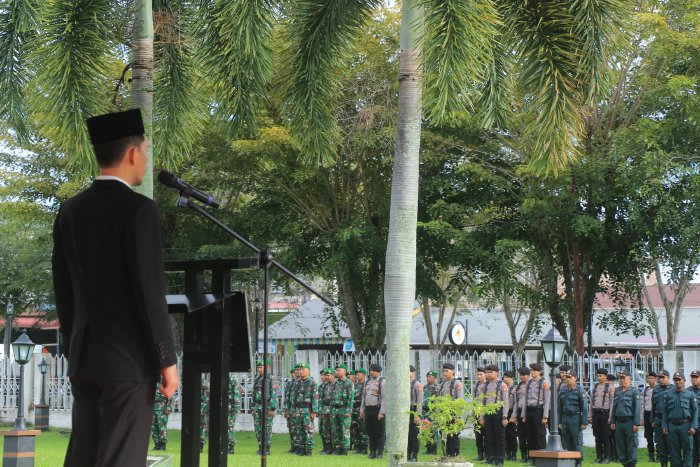 Bupati Aceh Barat Tarmizi SP, MM memimpin upacara peringatan Hari Bela Negara ke-77 Tahun 2025 di halaman Kantor Bupati Aceh Barat, Jumat (19/12/2025). Foto: Dok. Pemkab Aceh Barat
