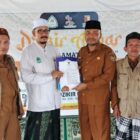 Jajaran Disdik Dayah Kota Banda Aceh saat bersilaturahmi dan menyerahkan kurikulum kepada pimpinan Dayah Mishrul Huda Malikussaleh di Kecamatan Jaya Baru, Senin (15/12/2025). Foto: Dok. Diskominfo Kota Banda Aceh