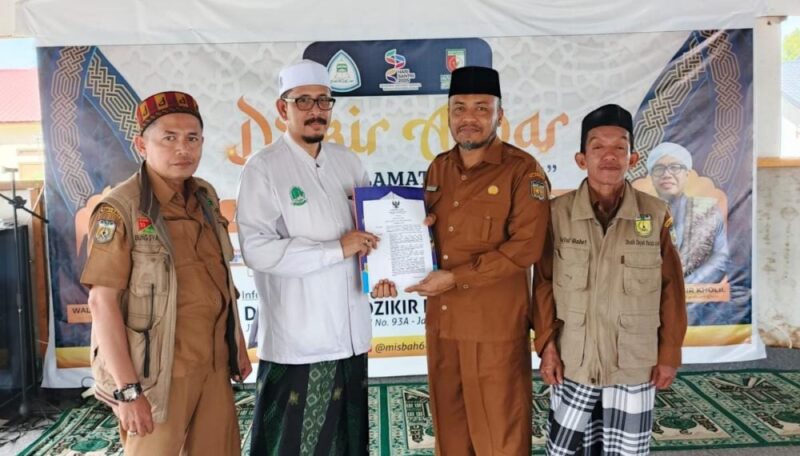 Jajaran Disdik Dayah Kota Banda Aceh saat bersilaturahmi dan menyerahkan kurikulum kepada pimpinan Dayah Mishrul Huda Malikussaleh di Kecamatan Jaya Baru, Senin (15/12/2025). Foto: Dok. Diskominfo Kota Banda Aceh