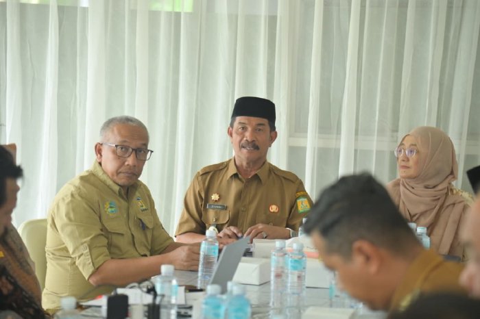 Pemkab Aceh Besar bersama Ombudsman RI Perwakilan Aceh menggelar rapat koordinasi penyelesaian laporan IAPS terkait pelayanan gampong, di Aula RM Lampoh Raya, Kecamatan Ingin Jaya, Aceh Besar, Selasa (16/12/2025). Foto: Dok. MC Aceh Besar