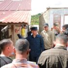 Bupati Aceh Barat Tarmizi, SP, MM meninjau langsung kondisi desa terdampak banjir di Kabupaten Aceh Barat, Sabtu (20/12/2025). Foto: Dok. Pemkab Aceh Barat