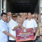 Kajati Aceh Yudi Triadi menyerahkan bantuan logistik Persaja kepada Sekda Aceh M. Nasir di Posko Penanggulangan Bencana Pemerintah Aceh, Selasa (23/12/2025). Foto: Dok. Biro Adpim Setda Aceh