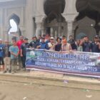 Relawan ASN BPBJ Setda Aceh melakukan gotong royong pembersihan lingkungan Dayah di Kabupaten Aceh Utara sebagai bagian dari pemulihan pascabencana, Senin–Selasa (29–30/12/2025). Foto: Dok. Istimewa