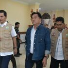 Sekda Aceh M. Nasir menjemput Menko Kumham Imigrasi dan Hukum RI, Yusril Ihza Mahendra, setibanya di Bandara Sultan Iskandar Muda, Aceh Besar, Rabu (10/12/2025). Foto: Dok. Biro Adpim Setda Aceh