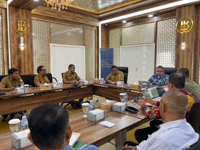 Sekda Aceh Besar Bahrul Jamil SSos MSi menghadiri rapat teknis tindak lanjut HLM TP2DD di Kantor Perwakilan Bank Indonesia Provinsi Aceh, Selasa (16/12/2025). Foto: Dok. MC Aceh Besar