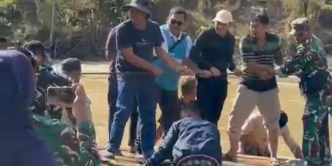 Wakil Gubernur Aceh, H. Fadhlullah, beserta rombongan meninjau langsung daerah yang terdampak bencana banjir bandang dengan menumpangi rakit, di Desa Merandeh Paya, Kec. Rusip Antara, Kab. Aceh Tengah, Minggu, (21/12/2025). Foto: Dok. Istimewa