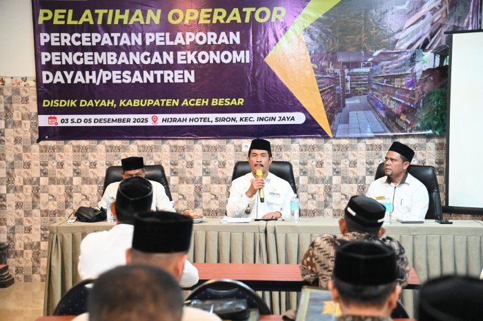 Wakil Bupati Aceh Besar, Drs. H. Syukri A. Jalil, membuka Pelatihan Operator Percepatan Pelaporan Pengembangan Ekonomi Dayah di Hotel Hijrah, Ingin Jaya, Rabu (3/12/2025). Foto: Dok. MC Aceh Besar