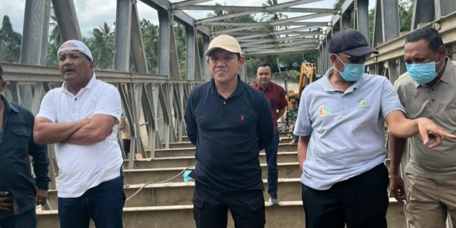 Wagub Aceh Fadhlullah bersama Bupati Bireuen meninjau lokasi ambruknya Jembatan Awe Geutah yang memutus akses utama jalur tengah Bireuen, Sabtu (6/12/2025). Foto: Dok. Biro Adpim Setda Aceh