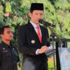 Bupati Aceh Barat Tarmizi memimpin upacara peringatan Hari Kesehatan Nasional ke-61 di halaman Kantor Bupati Aceh Barat, Kamis (11/12/2025). Foto: Dok. Pemkab Aceh Barat