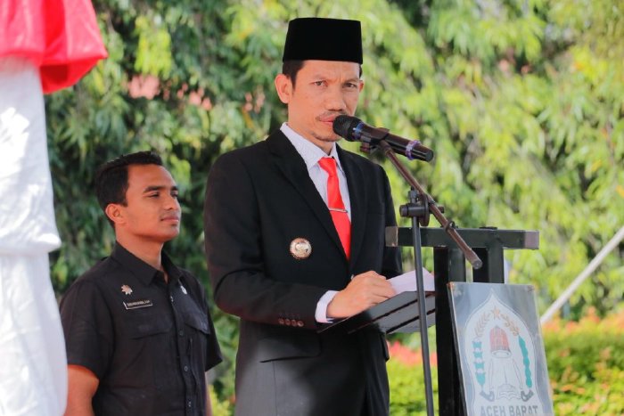 Bupati Aceh Barat Tarmizi memimpin upacara peringatan Hari Kesehatan Nasional ke-61 di halaman Kantor Bupati Aceh Barat, Kamis (11/12/2025). Foto: Dok. Pemkab Aceh Barat