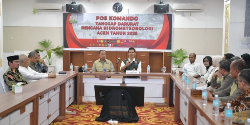 Sekda Aceh M. Nasir menerima kunjungan perwakilan BPK RI di Posko Komando Penanggulangan Bencana Hidrometeorologi, membahas percepatan penyaluran bantuan dan pemulihan akses, Kamis (4/12/2025). Foto: Dok. Biro Adpim Setda Aceh