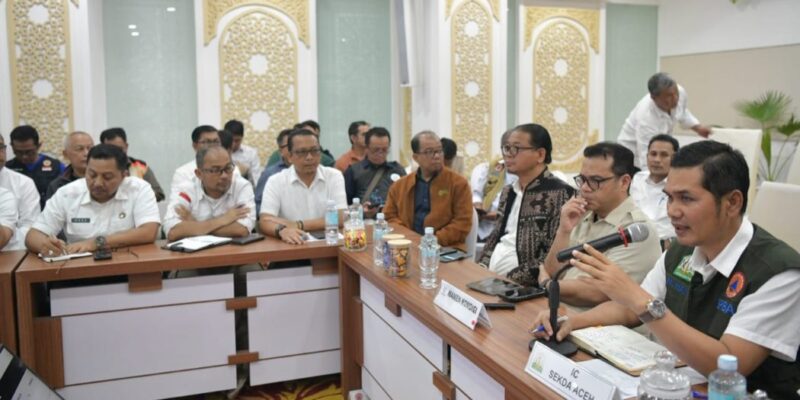 Sekda Aceh M. Nasir memimpin rapat evaluasi penanggulangan bencana di Posko Kantor Gubernur Aceh, membahas percepatan pembukaan akses darat dan distribusi logistik ke wilayah terdampak, Rabu (3/12/2025). Foto: Dok. Biro Adpim Setda Aceh