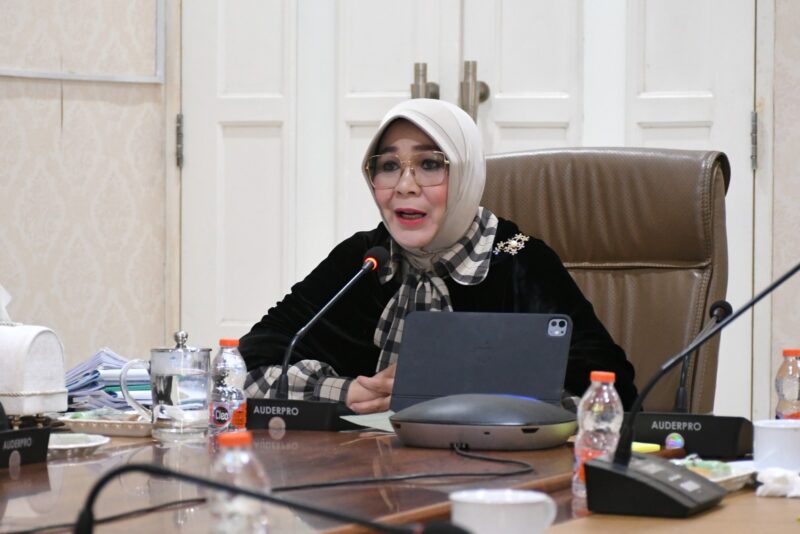 Wali Kota Banda Aceh Illiza Sa'aduddin Djamal meninjau proses distribusi LPG 3 kg bagi warga terdampak bencana, Jumat (5/12/2025). Foto: Dok. Istimewa