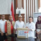 Wakil Gubernur Aceh Fadhlullah menerima bantuan kemanusiaan dari Gubernur Jambi Al Haris di Bandara Internasional Sultan Iskandar Muda (SIM), Aceh Besar, Minggu (14/12/2025). Foto: Dok. Biro Adpim Setda Aceh