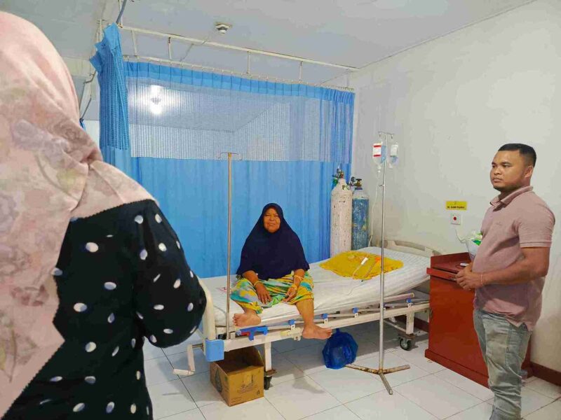 Maryana (59), petani asal Aceh Utara, menjalani perawatan di RS PMI Kota Lhokseumawe dengan jaminan Program JKN. Foto: Dok. Istimewa