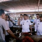 Bupati Aceh Besar H. Muharram Idris meninjau harga kebutuhan pokok di Pasar Induk Lambaro, Ingin Jaya, Rabu (3/12/2025). Foto: Dok. Prokopim Aceh Besar