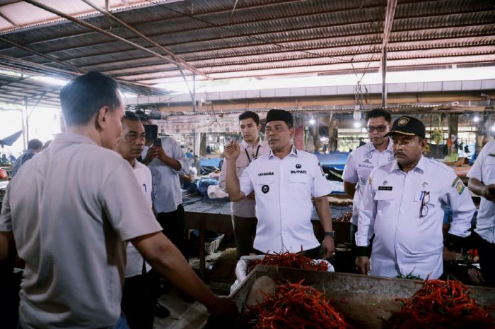 Bupati Aceh Besar H. Muharram Idris meninjau harga kebutuhan pokok di Pasar Induk Lambaro, Ingin Jaya, Rabu (3/12/2025). Foto: Dok. Prokopim Aceh Besar