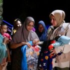 Ketua TP PKK Aceh, Marlina Muzakir, menyerahkan bantuan tanggap darurat kepada warga terdampak banjir bandang di Kecamatan Langkahan, Aceh Utara, Selasa (16/12/2025) malam. Foto: Dok. Biro Adpim Setda Aceh 